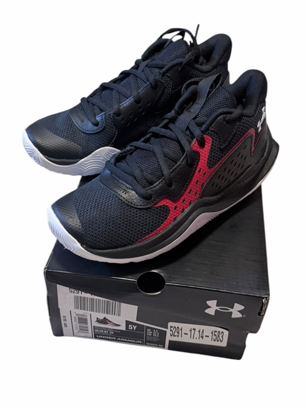 🌼💚 NIB Under Armour Youth Black Athletic Shoes with Red Accent
